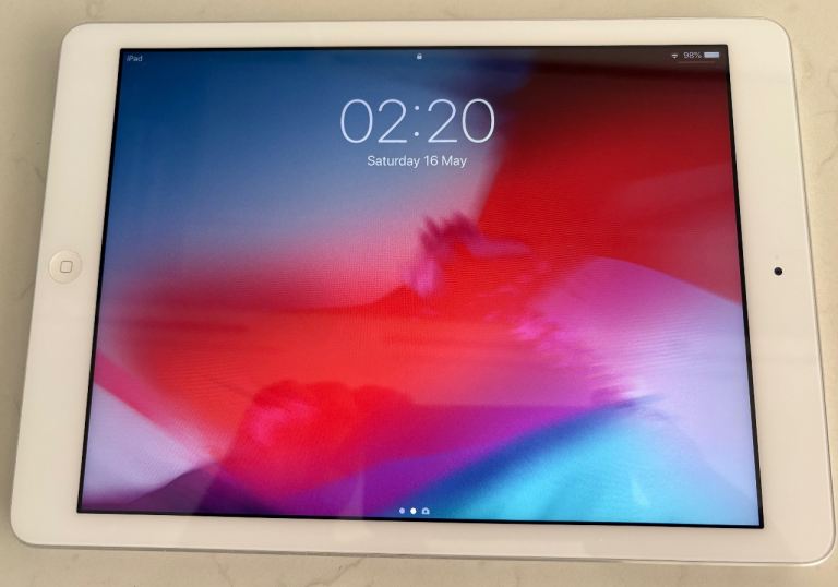 Apple iPad Air 1st Gen 32GB Wi-Fi Silver