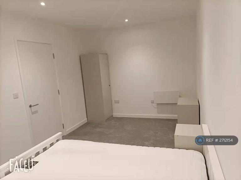 2 bedroom flat in Wharf End, Trafford Park, Manchester, M17 (2 bed) (#2712154)