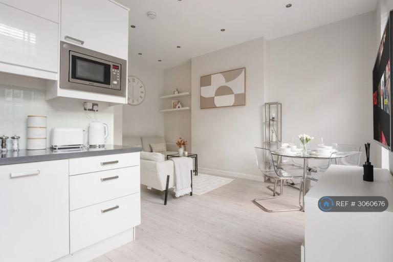 1 bedroom flat in Queensway, London, W2 (1 bed) (#3060676)