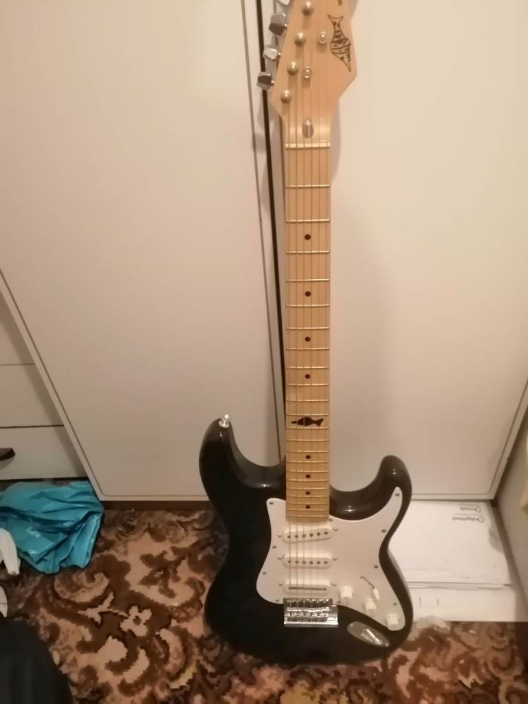 Electric guitar PLUS PRACTICE AMP