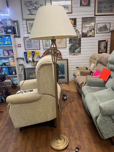 GOOD QUALITY METAL FLOOR LAMP & CREAM SHADE 