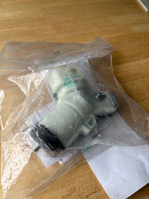 Renault Trafic 2002 ignition barrel / lock with key. Brand new Renault part.