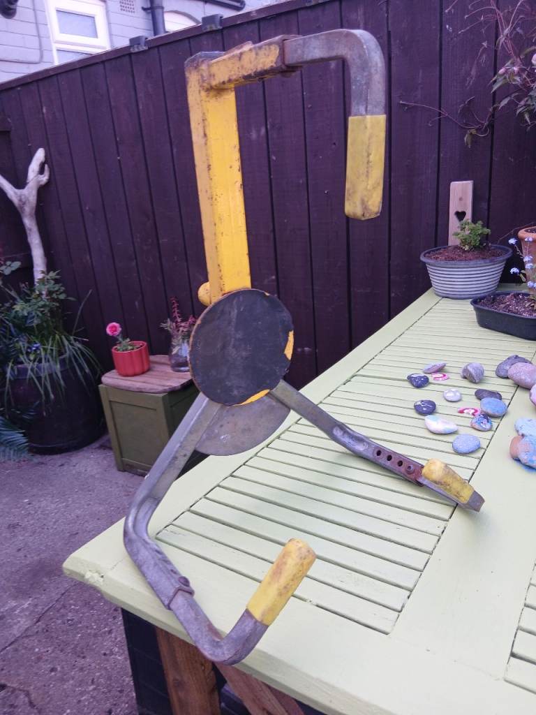 Wheel clamp for caravan or car. With 2 keys