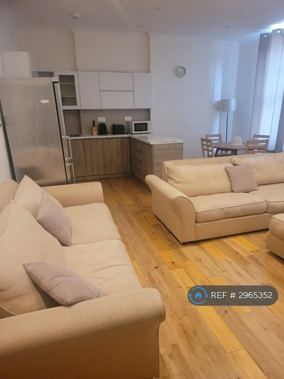 2 bedroom flat in Trafalgar Court, Norwich, NR11 (2 bed) (#2965352)