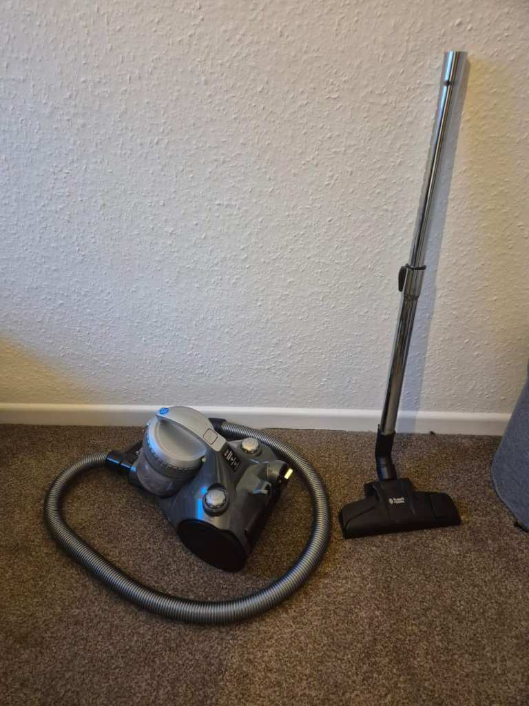 Vacuum Cleaner –Russell Hobbs 2.5L Dust Capacity, Powerful 700W  Great Working Condition