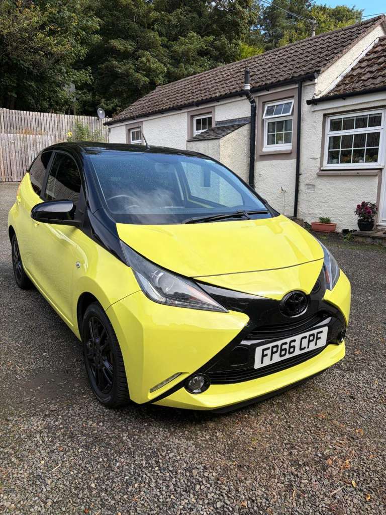 2016 Toyota AYGO 1.0 VVT-i x-cite 3 Yellow Bi-Tone Euro 6 5dr