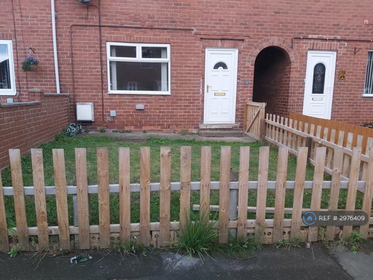 3 bedroom house in Clayton Avenue, Upton, Pontefract, WF9 (3 bed) (#2976409)