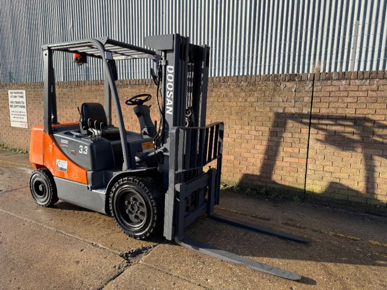 2009 Doosan 3.3ton diesel forklift, container triple mast 