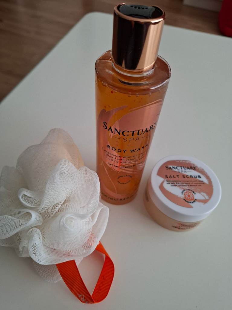 Sanctuary Spa Trio – body wash 250 ml + salt scrub 100g + Body Puff  All new!