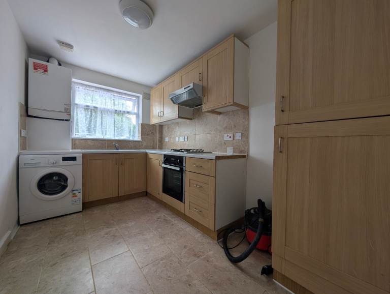 BRAND NEWLY REFURBISHED TWO DOUBLE BED GROUND FLOOR FLAT- FELTHAM HOUNSLOW HESTON HEATHROW BEDFONT