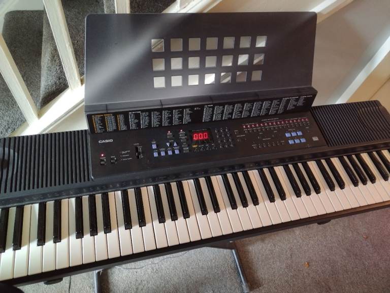 Electric keyboard Casio with power lead and stand in very good condition good working order 
