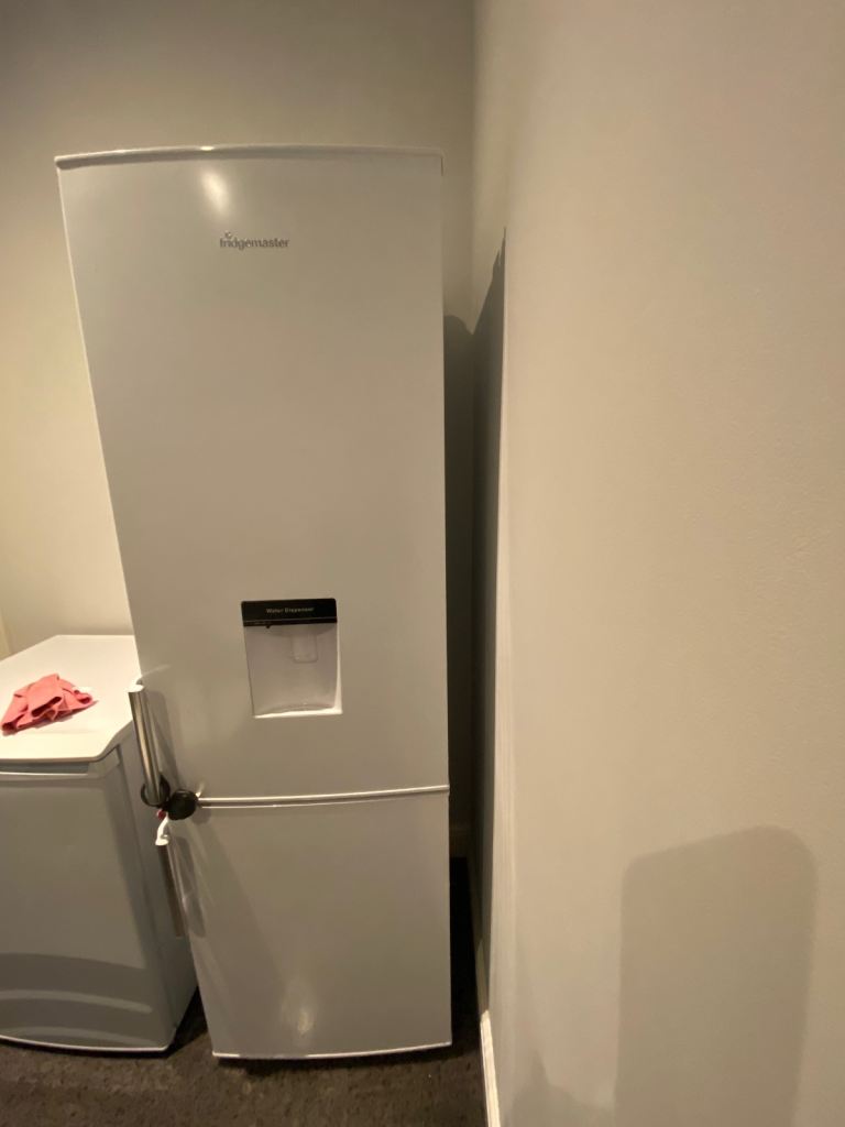 Free standing fridge freezer