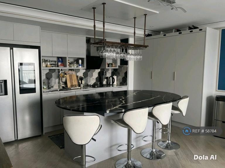 2 bedroom flat in Town Meadow, Brentford, TW8 (2 bed) (#58784)