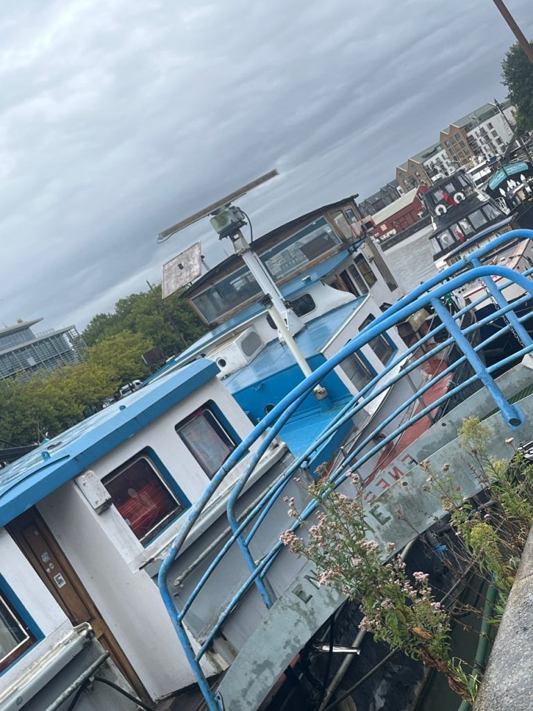 Self contained 1 bedroom flat on boat in Harbourside