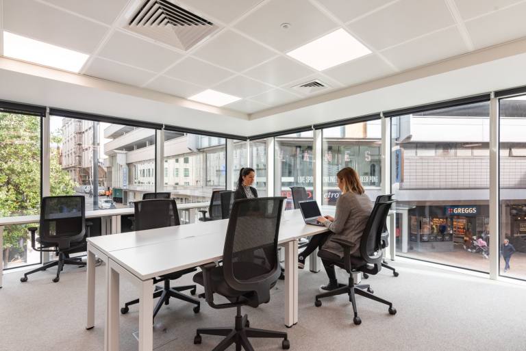 Leeds - LS1 5HD \ Ready-to-Use Private Office for 4 Workstations