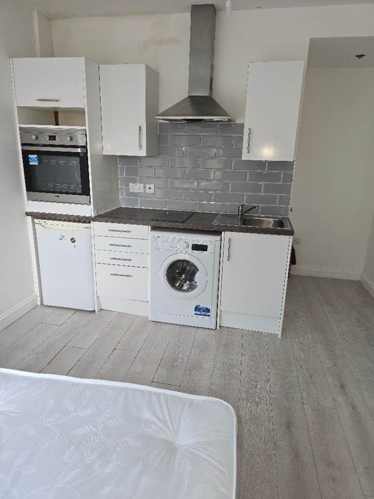 🌟 Furnished Studio + Ensuite | Near Shops/Gym/Cafes | 5 mins walk from Norbury Station🌟