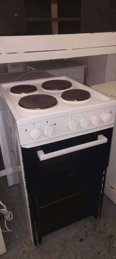 White & Black Electric Cooker with 4 Hobs – Good Condition