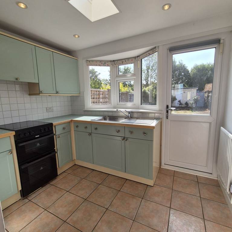 Spacious 4 Bedroom Home with driveway for vehicles & Beautiful Garden in South Woodford 