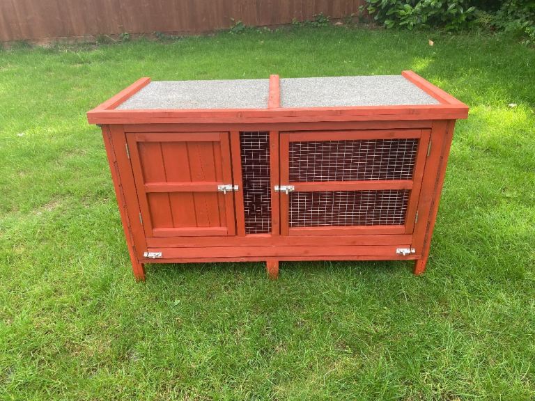 Twin compartment rabbit hutch