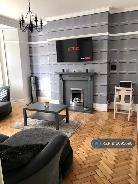 2 bedroom flat in Victoria Avenue, Porthcawl, CF36 (2 bed) (#2695698)