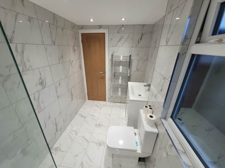 NICE ENSUITE DOUBLE ROOM IN WALTHAMSTOW, E17 9AT FOR £959pcm AVAILABLE NOW (Professional ONLY)