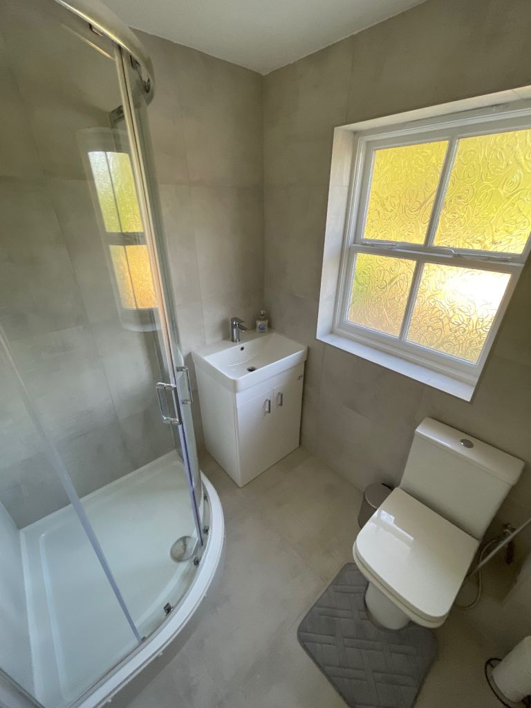 STUNNING FULLY FURNISHED 3 BED + FREE PARKING (Contractors & Professionals) - All Bills Included 