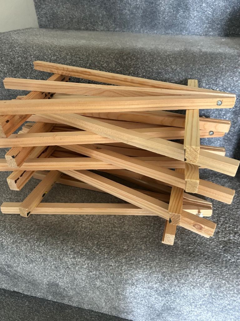 8 small desk easels