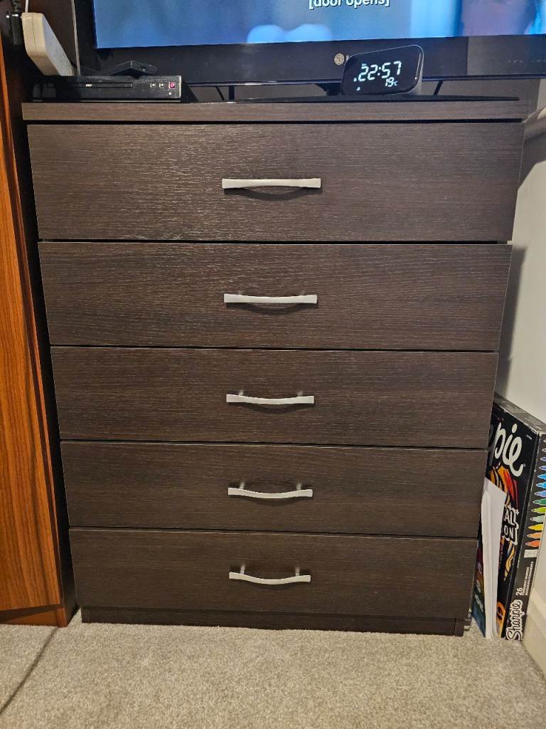 Dark brown chest of drawers 