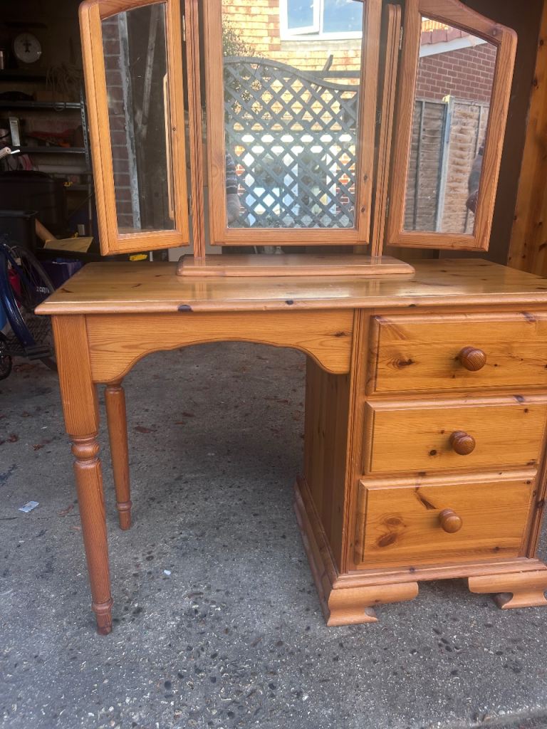 Solid pine dressing table. Removable triple mirror. Dovetail Joints. Possible delivery 