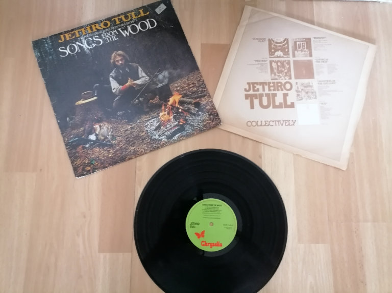 Vintage 1977 Vinyl Album : JETHRO TULL Songs From The Wood. CHR 1132 LP. Chrysalis Record Label. . 