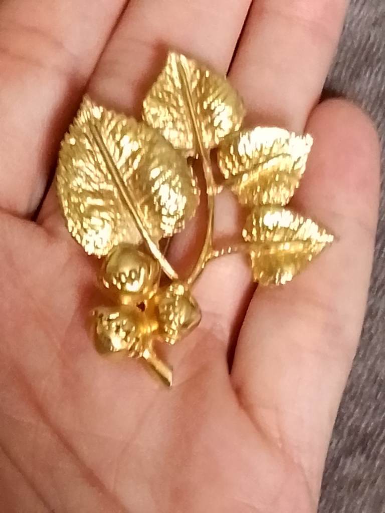 GOLD EXQUISITE ANTIQUE/VINTAGE ACORN BROOCH  SIGNED 