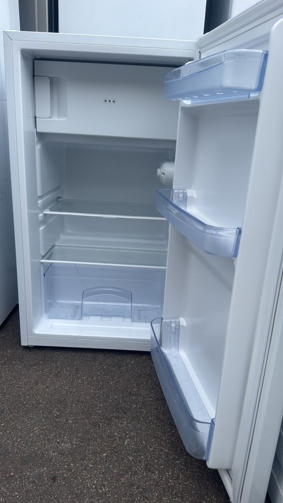 Undercounter fridge freezer clean and complete fully working order for se