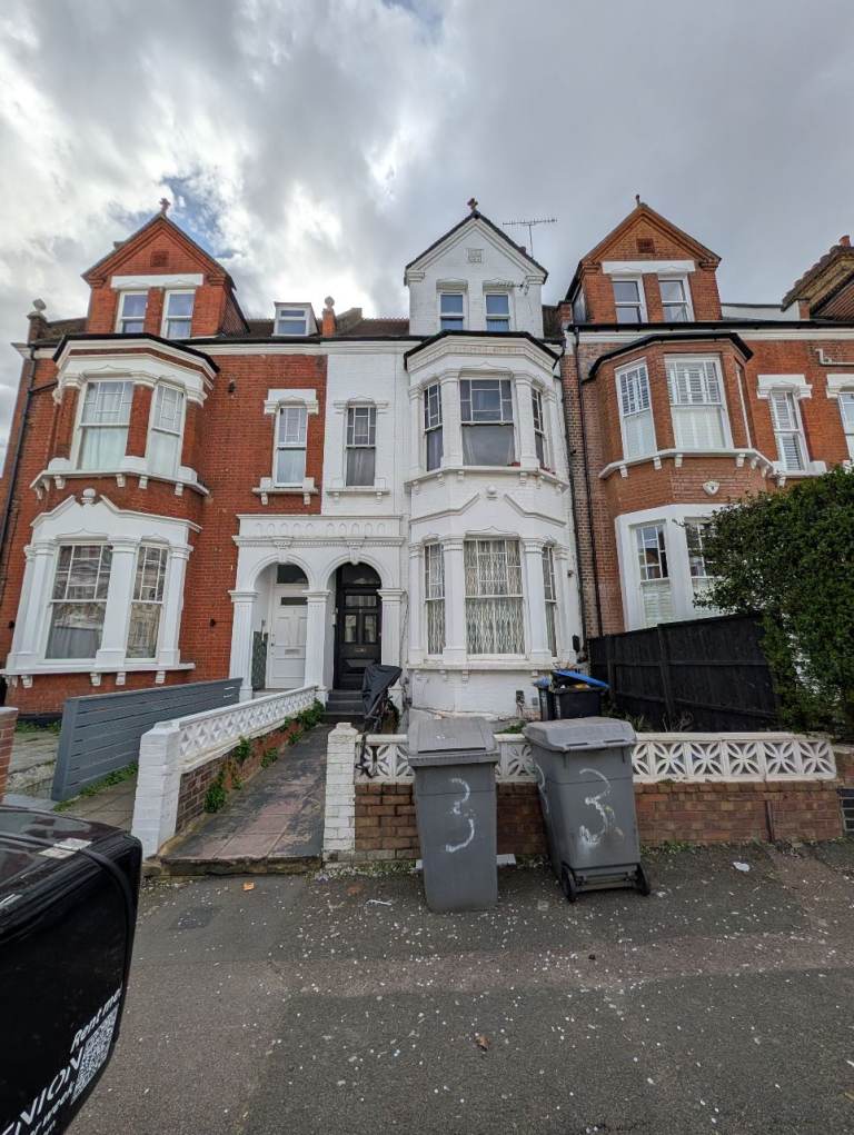 Self-Contained Studio to Rent in Callcott Road NW6 7EB