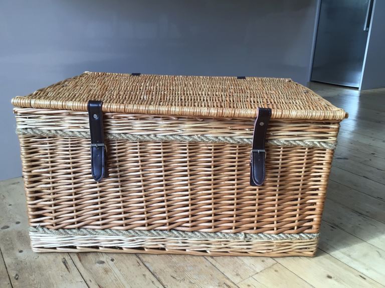 Very Large wicker Hamper Basket with lid, leather straps/Storage/Blanket Box/Toy Chest/Trunk/Logs. 