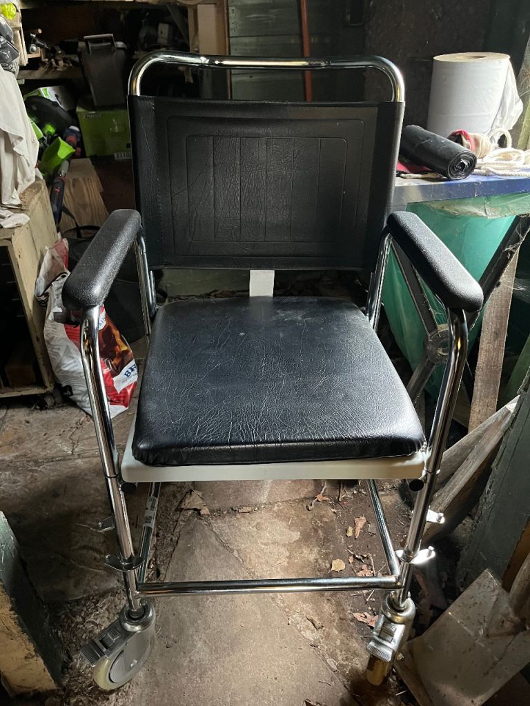Wheeled commode