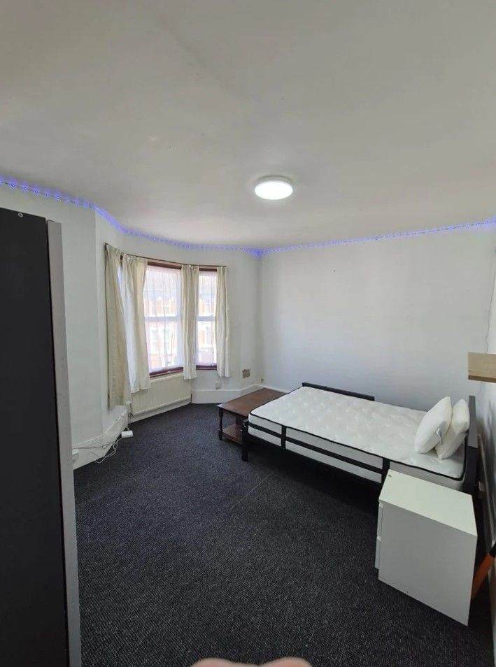 3 Bedroom flat EAST HAM STATION