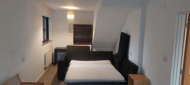 Room in Shared Riverside house nr Staines and Wraysbury