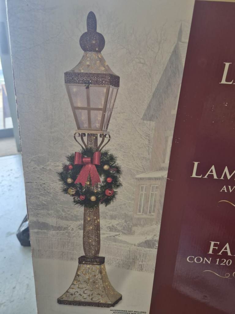 Christmas Lamp Post Decoration with Wreath and LED's