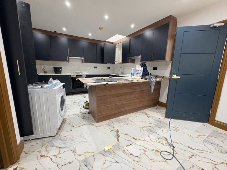 10 BED 10 ENSUITE UB2 *OPEN TO COMPANY LET*