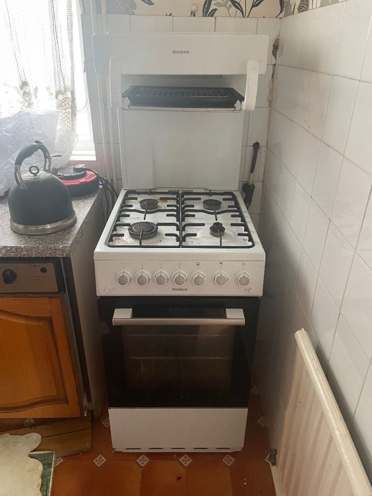 Hotpoint Gas Cooker with Oven and Grill – White, Good Condition