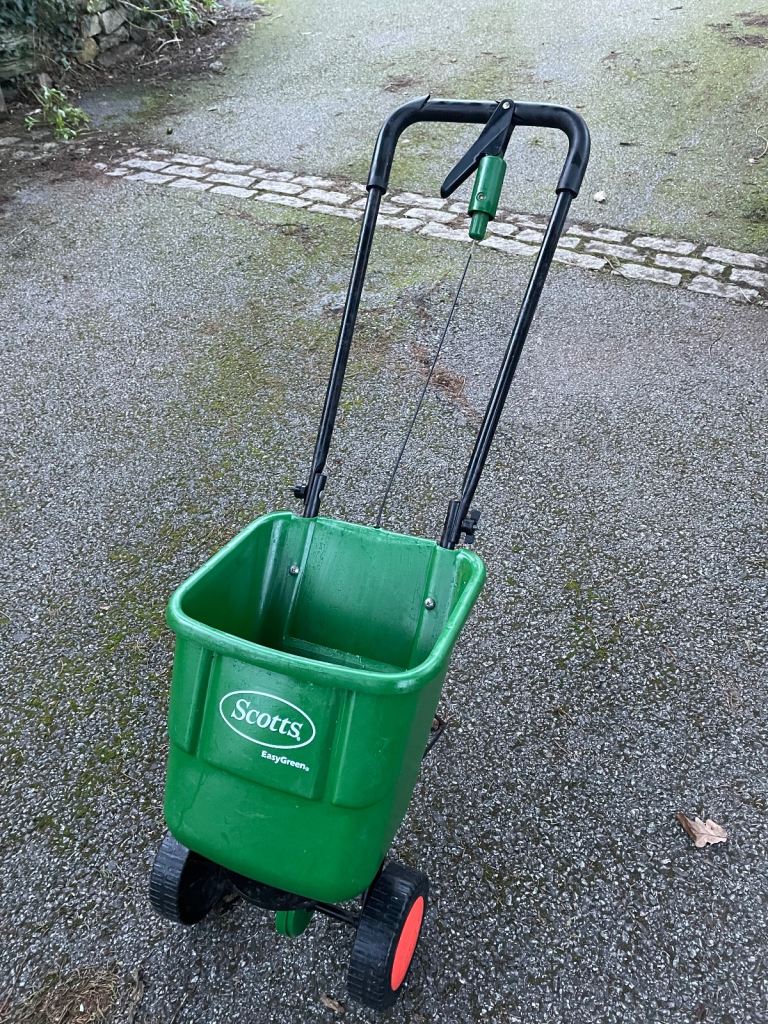 Scotts EasyGreen Rotary Spreader nearly new