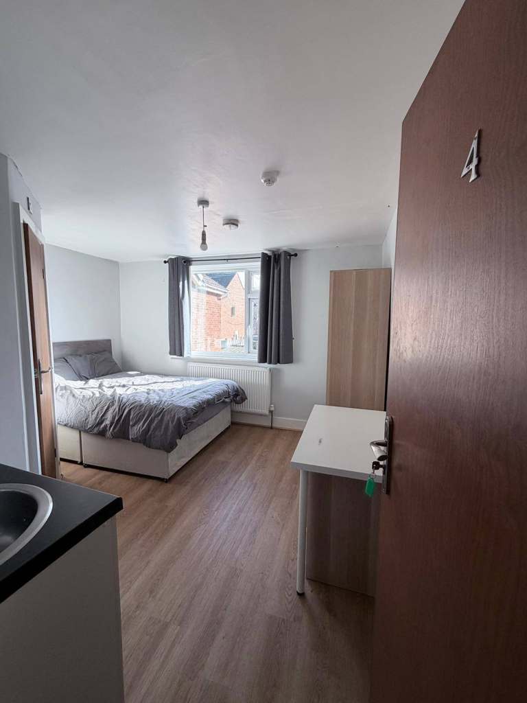 an 5 Ensuite Bedrooms in Dudley to let 