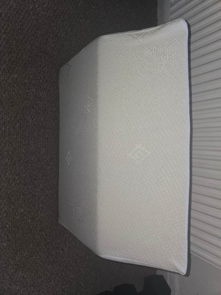Memory foam wedge pilllow 