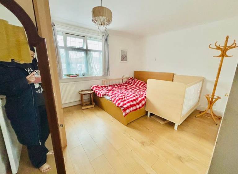 Double Room to Rent in family house in Lee Road, Perivale, UB6 7DD