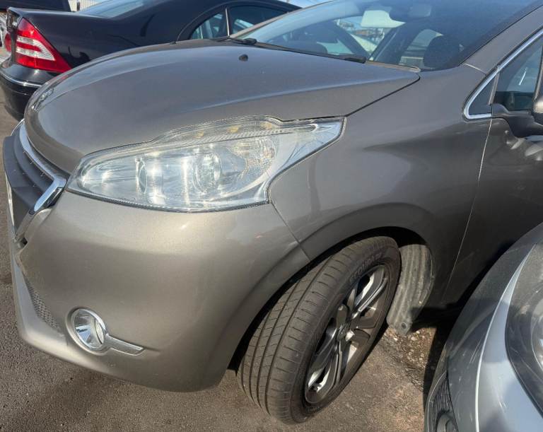 Breaking spare parts Peugeot 208