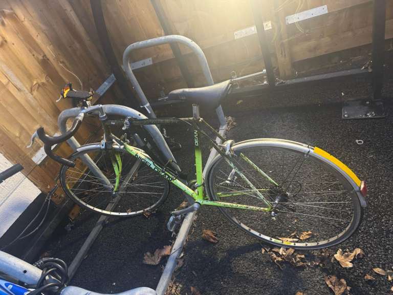 Nigel Dean Race Bike + Bike Pump + Helmet
