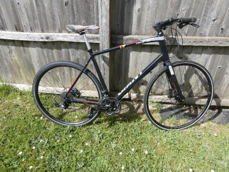 PRICE DROP. GIANT Hybrid/Racing Bike 22" Alloy Frame, Serviced HYDRAULIC Brakes+Extras if Needed
