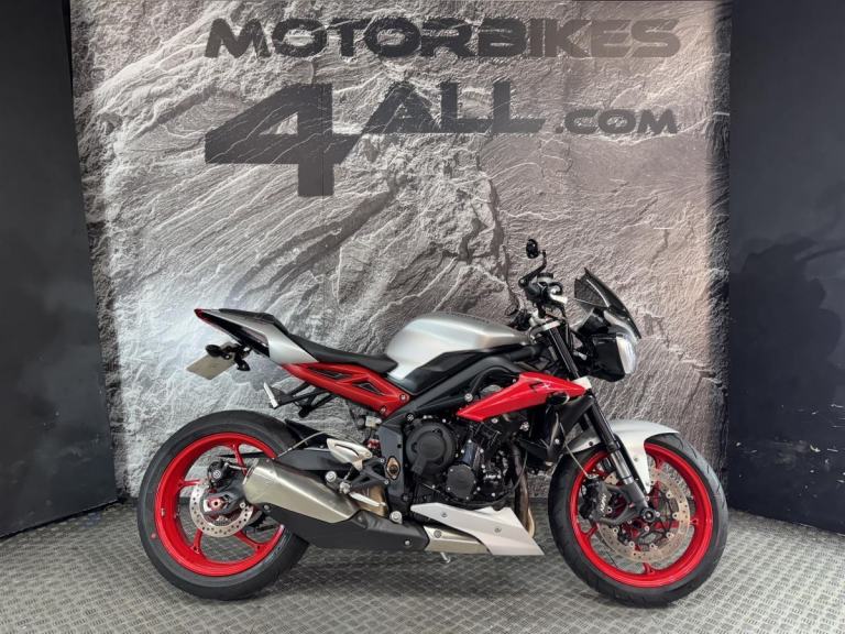 TRIUMPH STREET TRIPLE 675 RX 2015