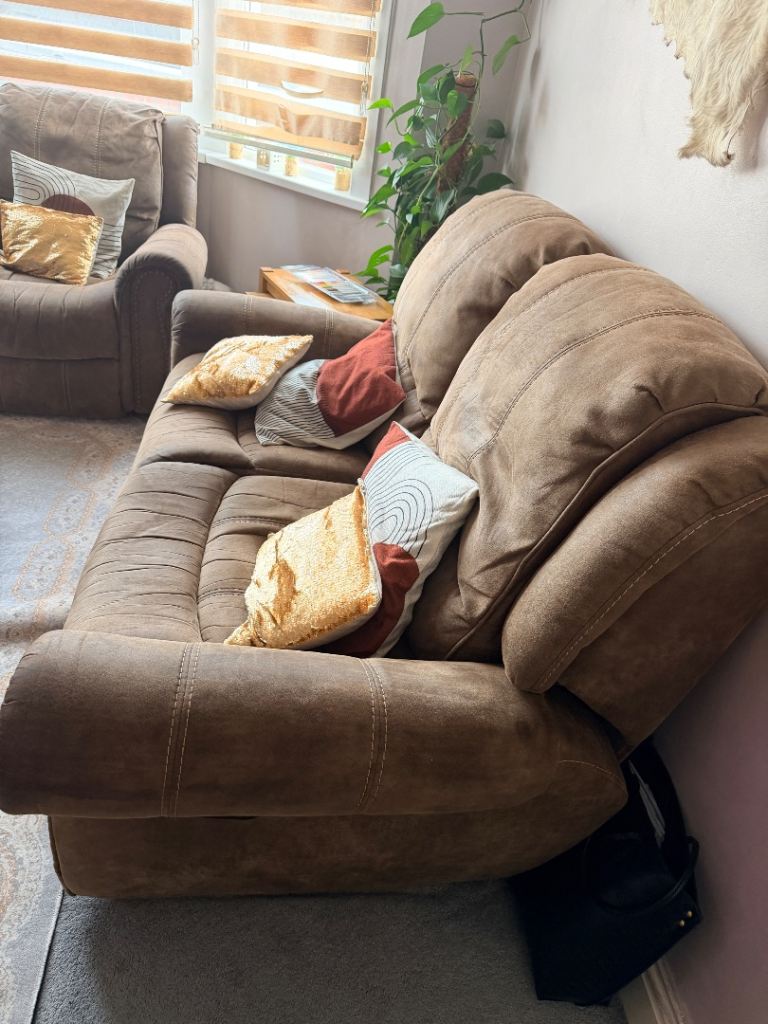 3+2+1 sofa brown fabric easy to clean/ good and clean condition 
