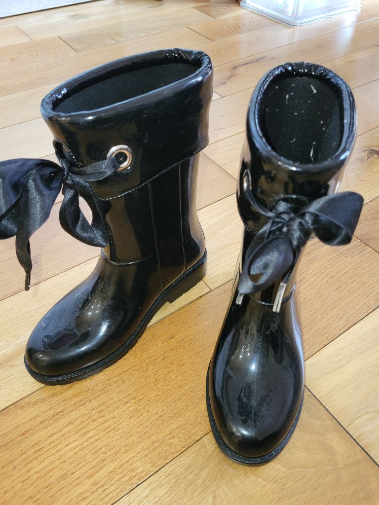 Igor Black Shiny Wellies with Bows – Good Condition